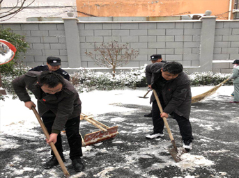 大雪不停，保障不止，第一黨支部組織黨員出動(dòng)保障群眾出行路