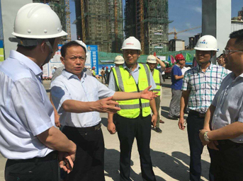 鳳臺(tái)縣委縣政府來到天下明珠項(xiàng)目開展“夏季送清涼”慰問活動(dòng)