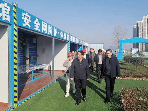 集團(tuán)公司黨委副書(shū)記李俊杰一行赴產(chǎn)融中心項(xiàng)目慰問(wèn)調(diào)研