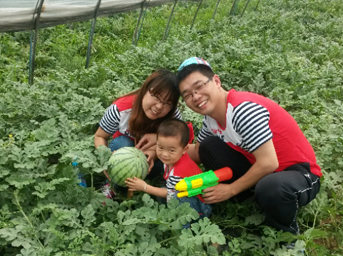 公司開展“親子同行 快樂六一”采摘活動(dòng)