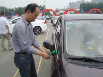 置業(yè)公司黨支部參加“第九屆綠絲帶愛心 送考”啟動儀式