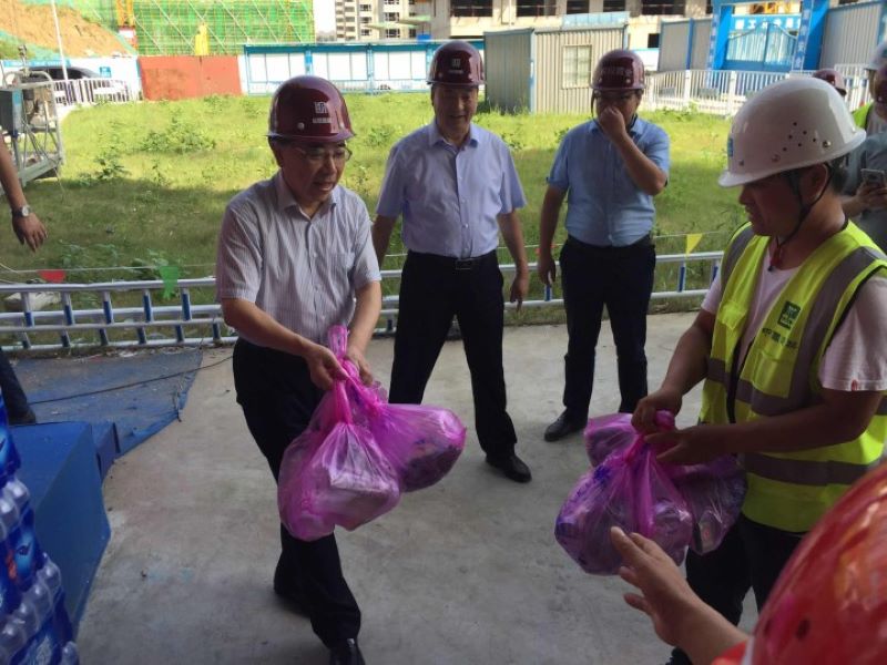 集團(tuán)公司黨委副書記張日升一行赴產(chǎn)融中心項(xiàng)目開展“夏季送清涼”慰問活動